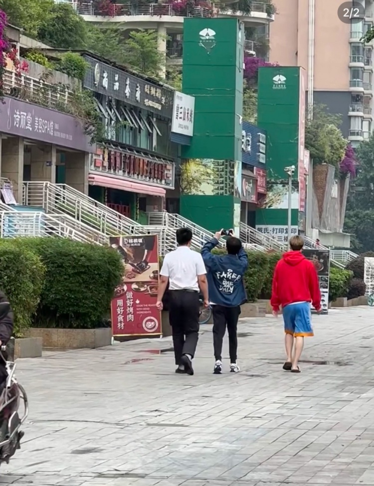 小红书网友分享照片:在成都街头偶遇T1选手,一旁还跟着工作人员