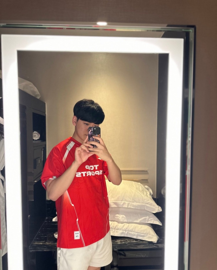 Gumayusi分享身着TES战队3XL队服照:超宽松!