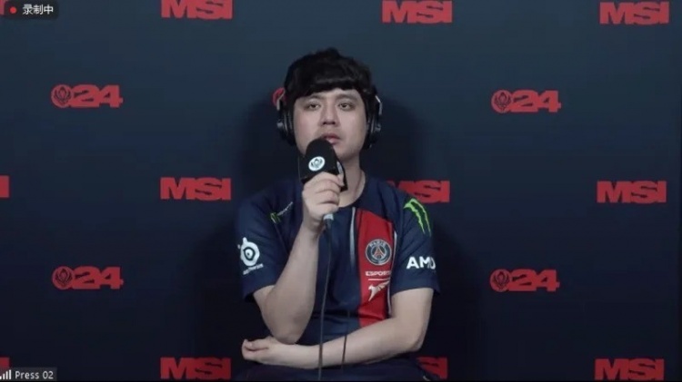 Maple:成都的天气很好;食物虽然有些辣,但蛮好吃的