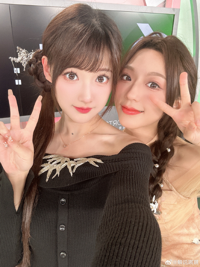 KPL解说琪琪分享与天云合照:美女下班,美女上班