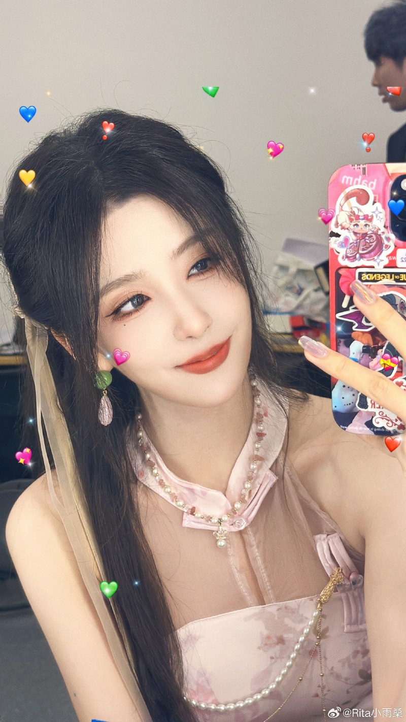 好看!好欲!Rita分享今日工作美照:古风旗袍展现完美直角肩?