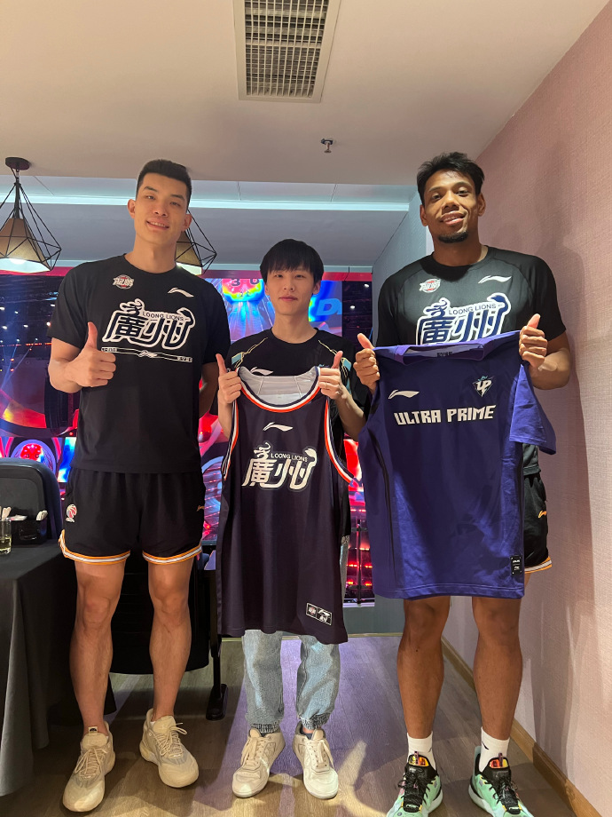 UP打野H4cker晒与郭凯、祝铭震合照:垫脚的我和两个超级巨人
