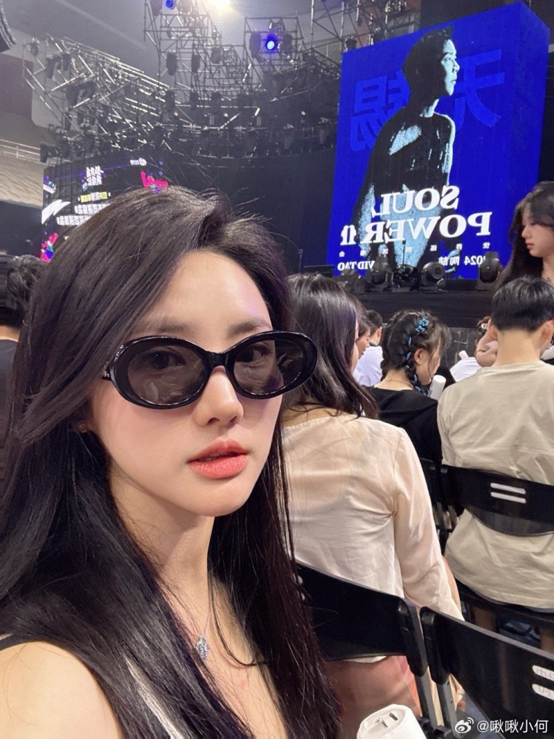 英雄联盟手游互动主持人小何晒照:来看陶喆的SoulPower演唱会~