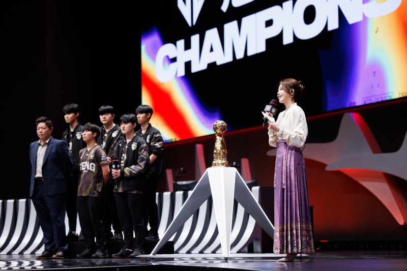 网友分享MSI决赛现场视频:女主持人希然赛后神色悲伤,疑似落泪?