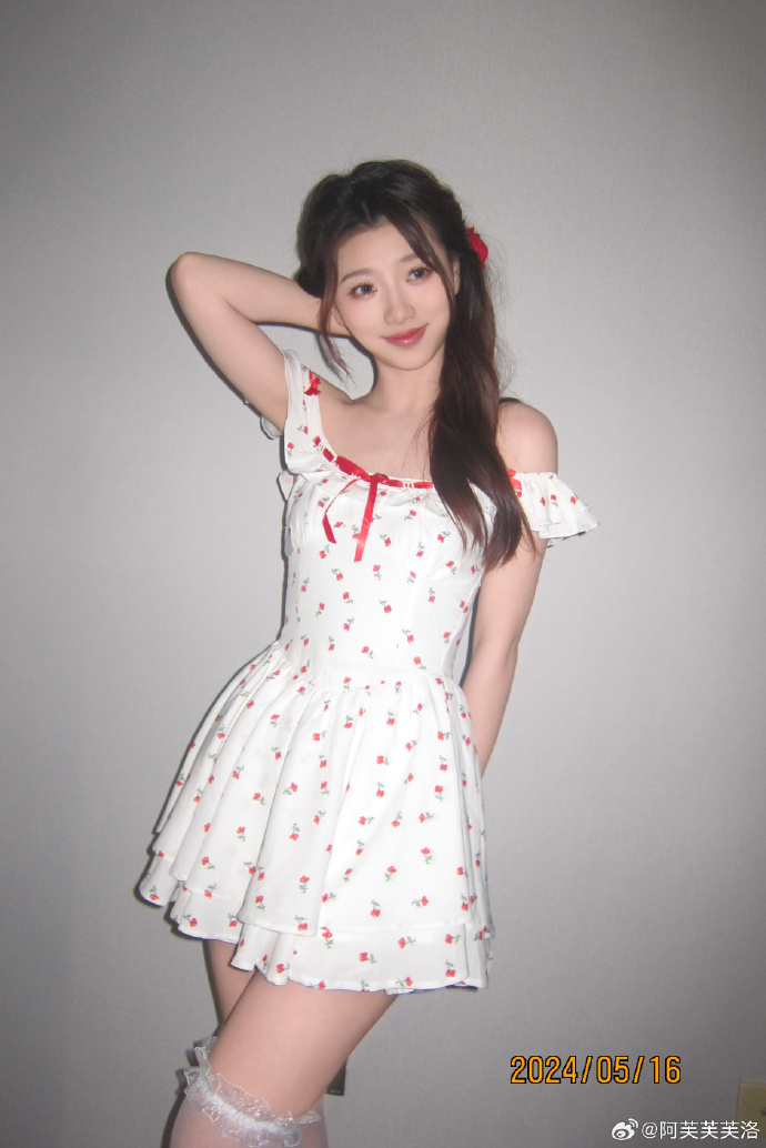 顶级纯欲!阿芙晒照:可爱露肩樱桃群 搭配白丝少女感爆炸