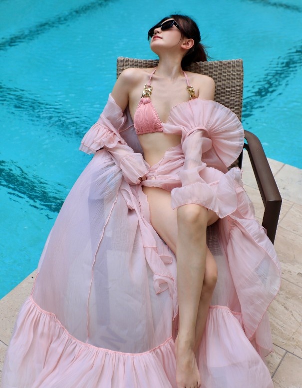 解说吉尼晒照:粉红泳衣 尽显身材~