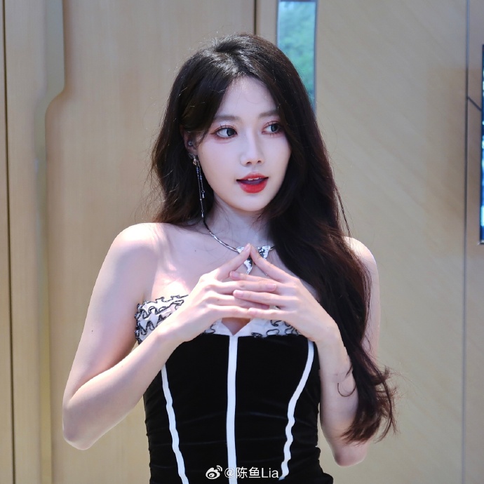 美得要我命??永劫主持陈鱼晒照:黑裙礼服彰显白皙皮肤