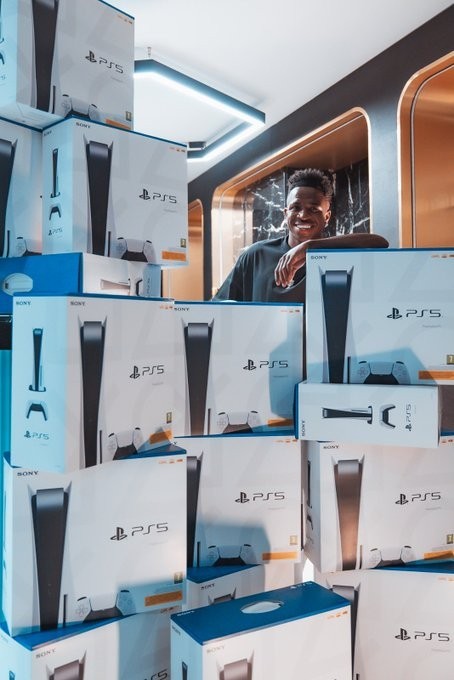 这谁不羡慕啊!皇马维尼修斯晒自己与一堆PS5主机合影