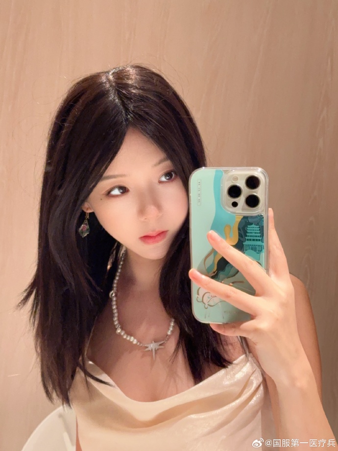 小楼晒照 与闺蜜甜蜜合拍:手卷干杯哈哈哈哈 