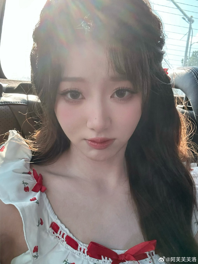 被盯害羞了!美女主持阿芙晒照小露香肩:希望能和大家多多见面