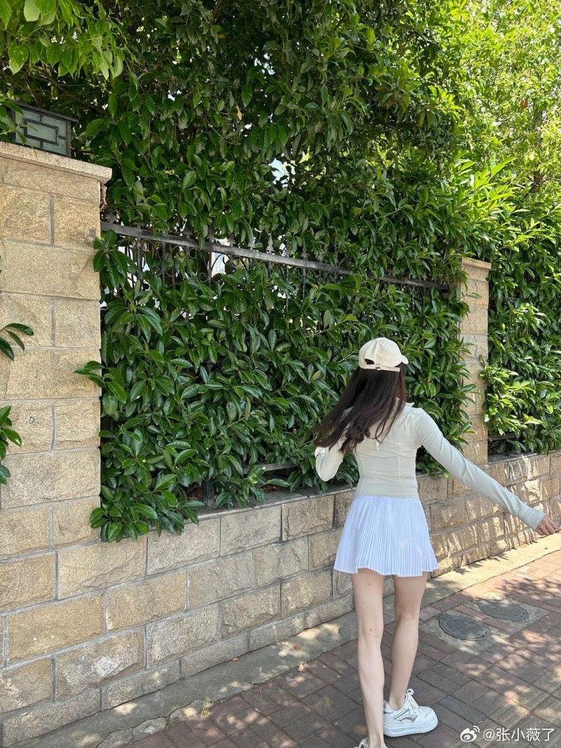 LPL主持人张小薇晒照:运动一哈