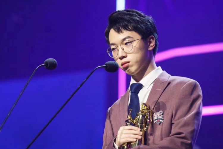 imp:Cat这个解说特别恶心人,这种人怎么能当解说啊?