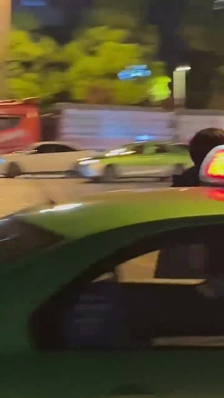 哥几个夏季赛加油！网友偶遇BLG五位选手深夜骑行?‍♂️