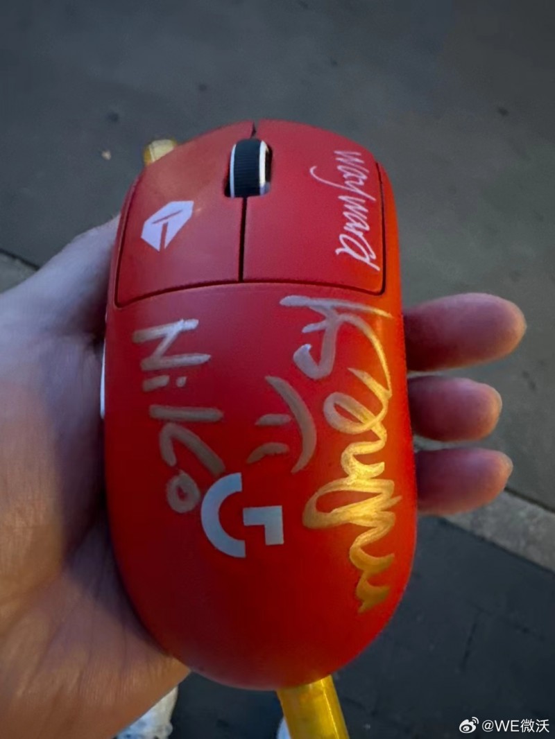 要不咱还是转CS吧?Wayward晒Niko和Monesy签名TES联名鼠标