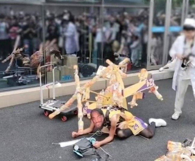 这并不好笑!漫展coser模仿科比遇难引争议后 出遇难COS教程