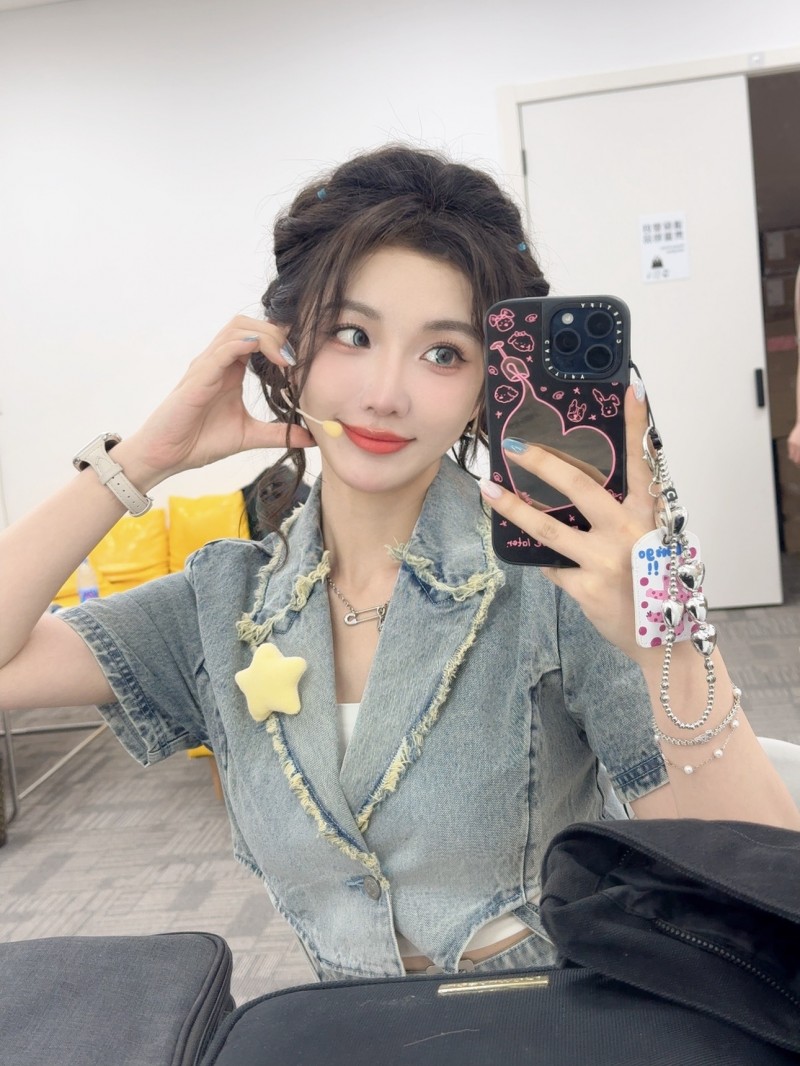 解说小鹿晒照:下班!对镜四连拍!好喜欢今天的发型呀!