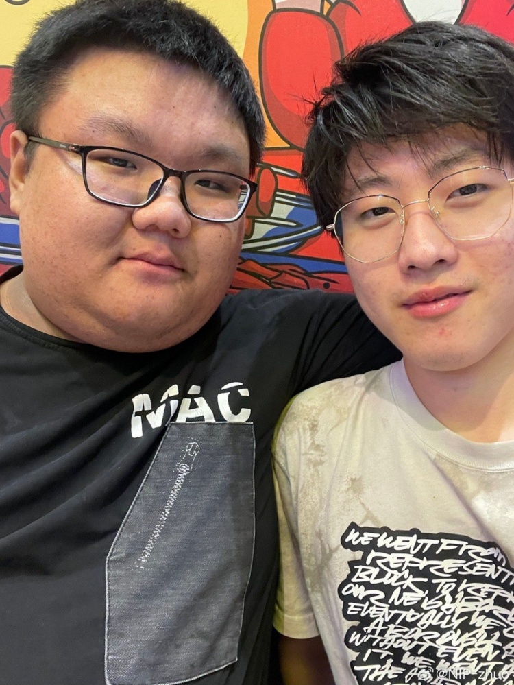 zhuo晒与qingtian合照:和将军炫个龙虾