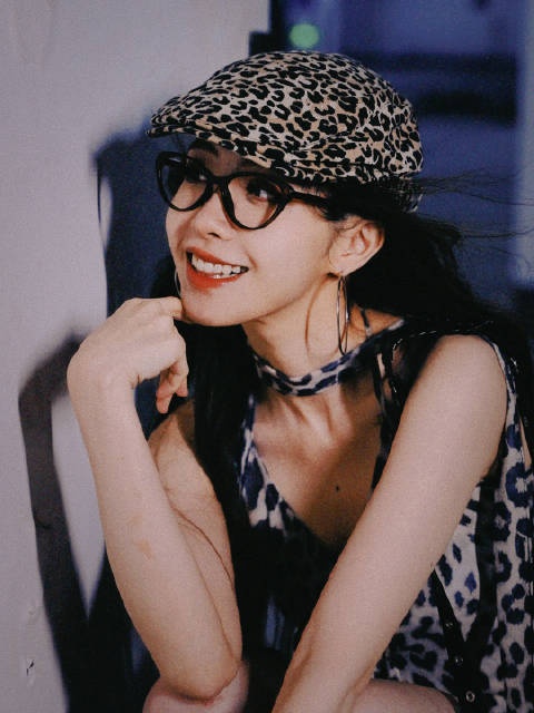 希然晒变装视频:蚊子很多,但!let‘s go back to 2000