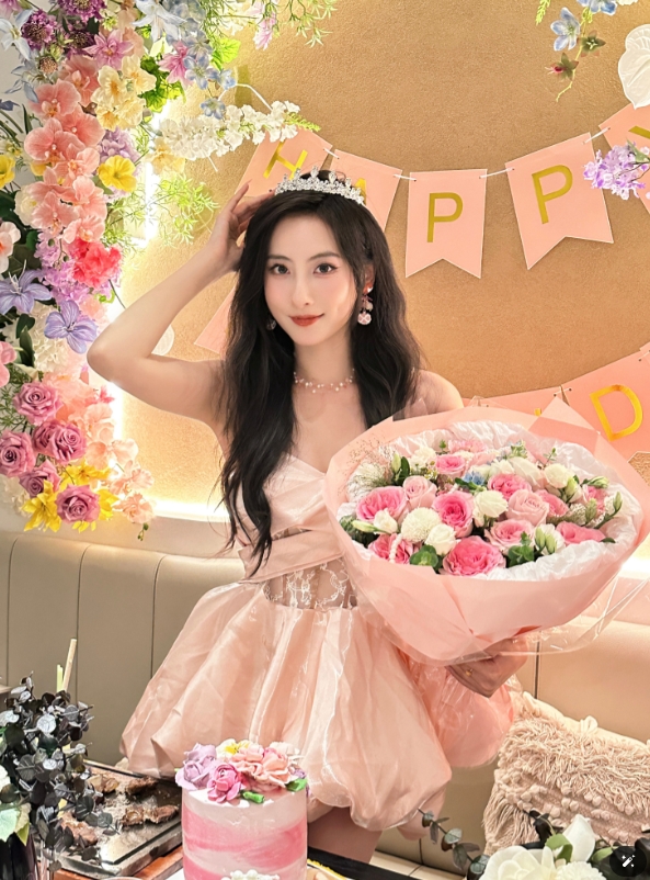 解说鼓鼓晒生日照:露肩短裙 美得像小公举一样~~