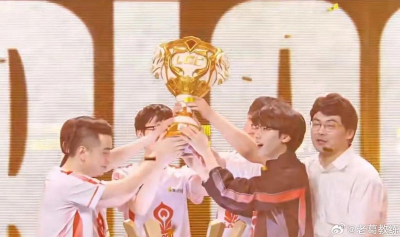 宝蓝队教练赛后发文:做教练10年,第一次真正站到舞台中央