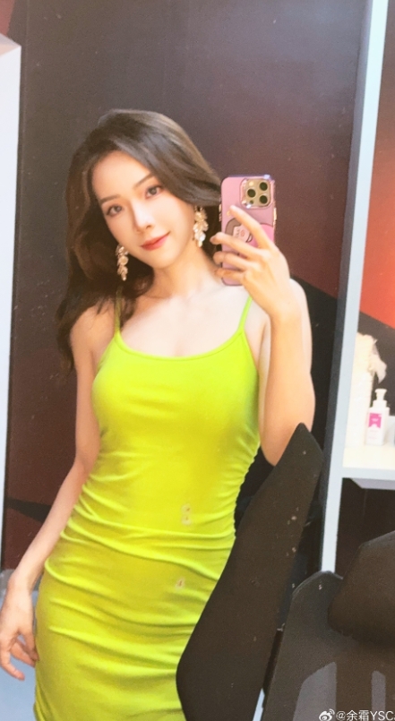 管泽元快从欧洲回来呀!主持余霜晒照:荧光绿紧身裙 太有实力了!!