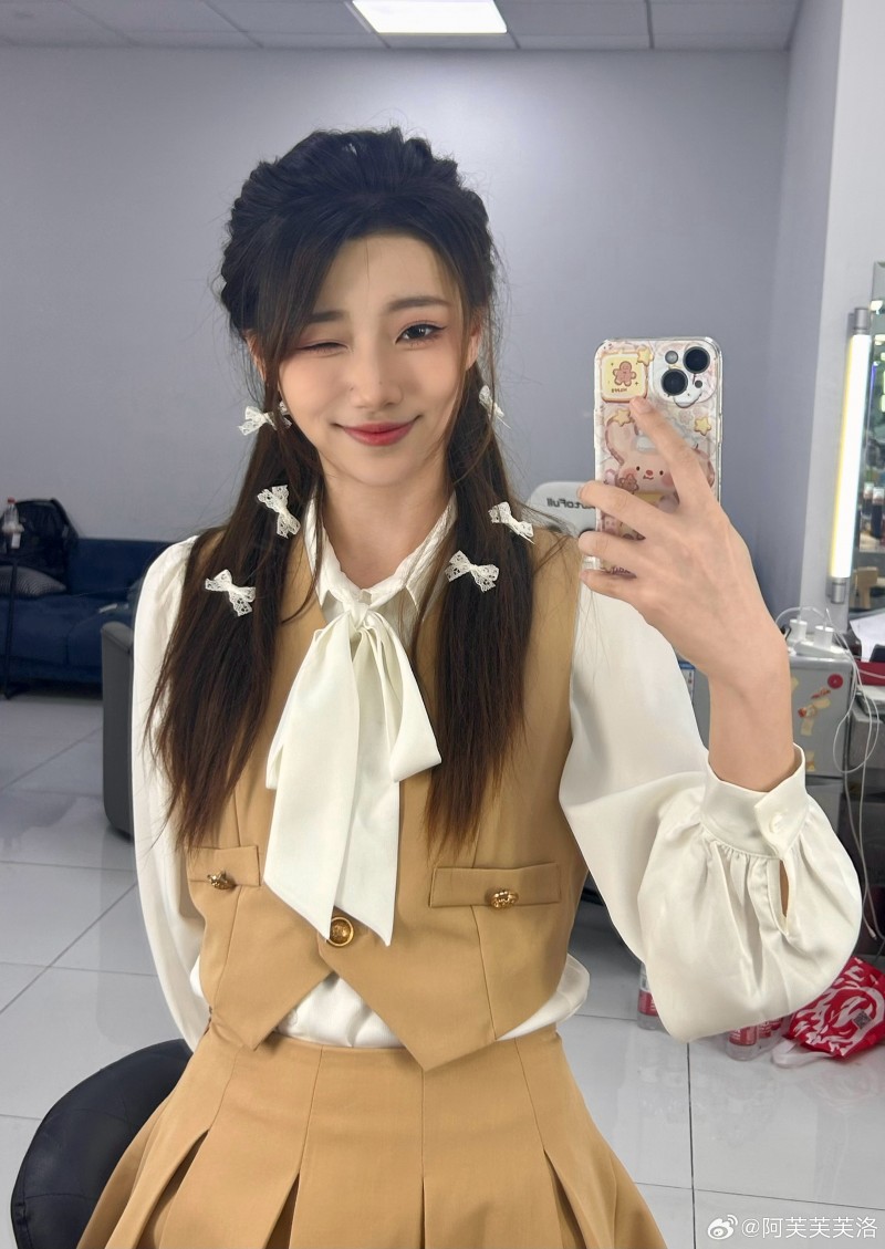 这就是女大学生的魅力!主持阿芙晒美照:她在向我抛媚眼诶~