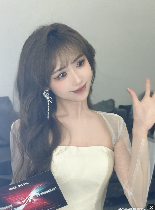 主持BaoBao晒照:天生丽质 白的发光