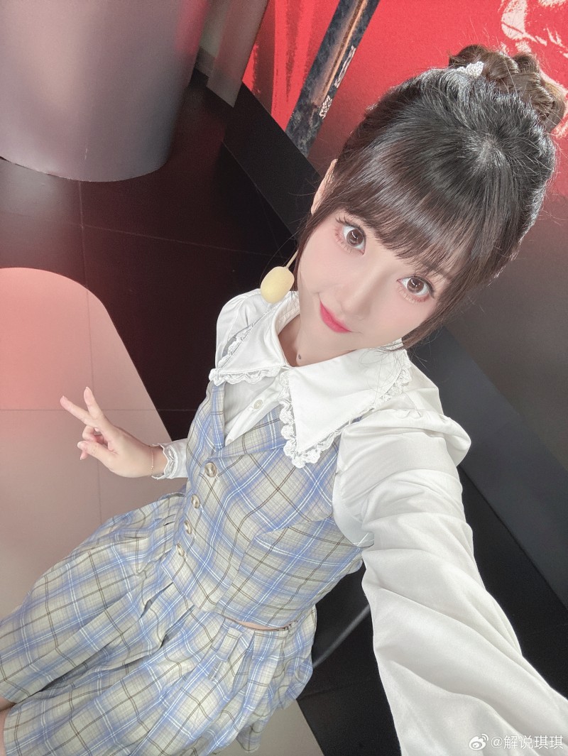 KPL美女解说琪琪晒照:三个2-0完美下班✌?