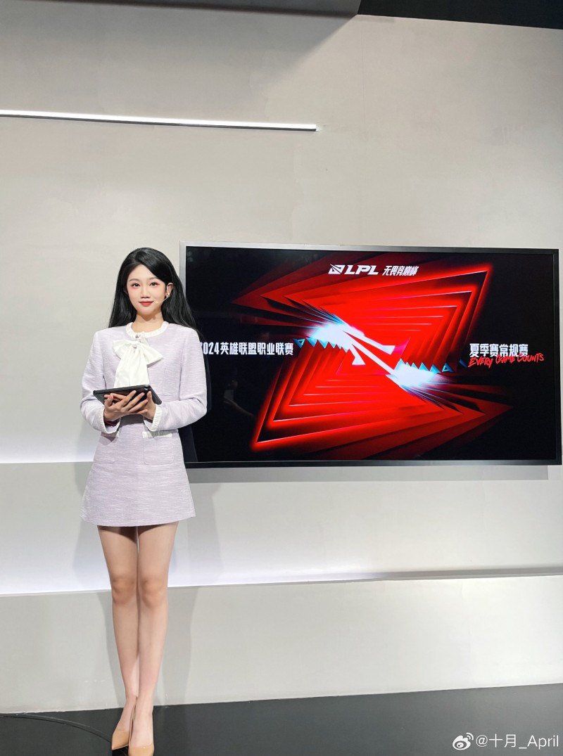 LPL互动女主持人十月晒照:紫色心情? 