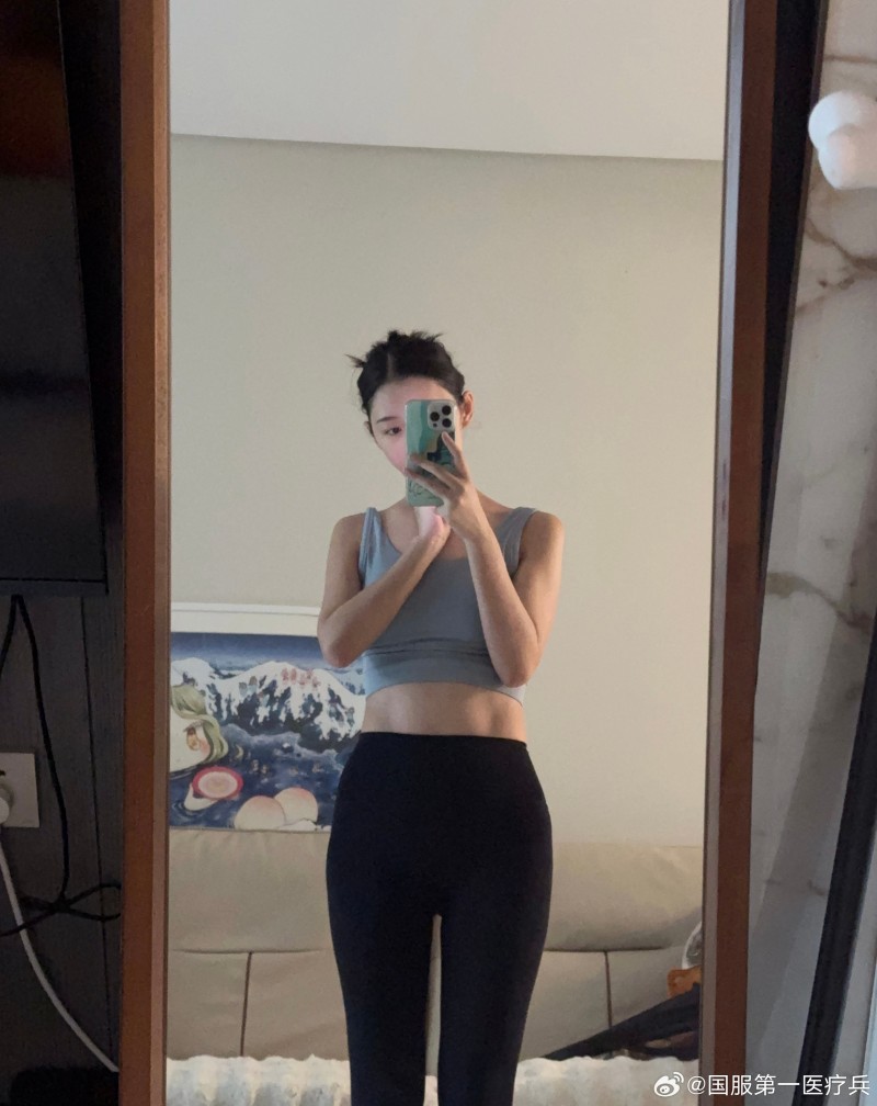 解说小楼晒照:吃完饭走在路上风吹过来好幸福