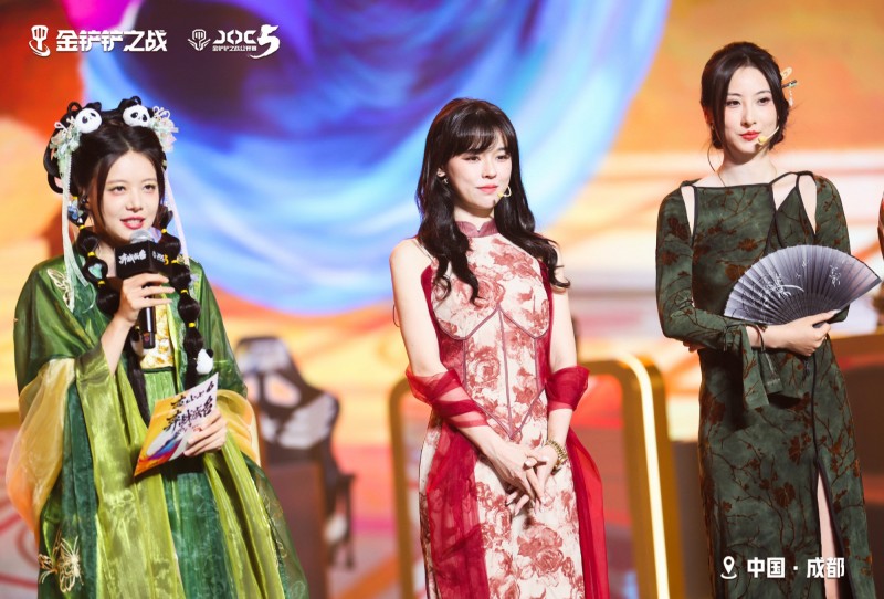 沫子分享参加金铲铲线下活动照片:古风旗袍,和骆歆、鼓鼓~