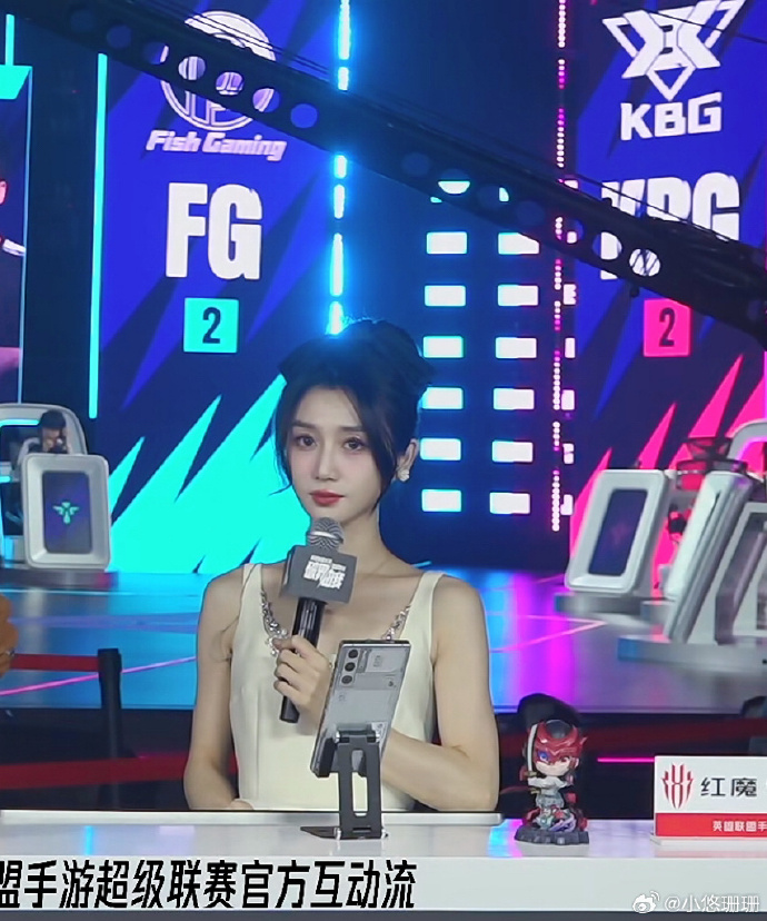 LOL手游主持人 小悠珊珊晒照:手游下班打卡?下次上班是5号~