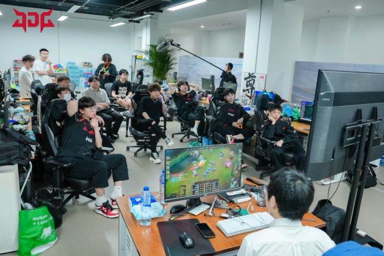 不敌WBG JDG赛后返图:认真复盘,全力以赴备战下一场比赛