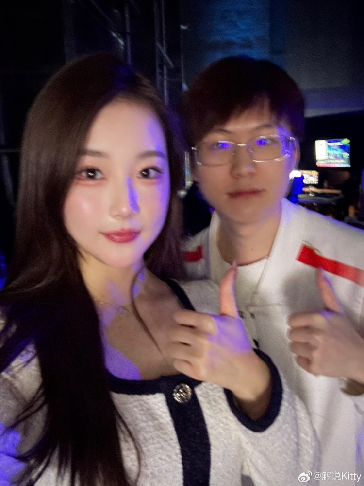 主持Kitty晒和Meiko合照:好久没有现场翻译了,我会继续努力哒~