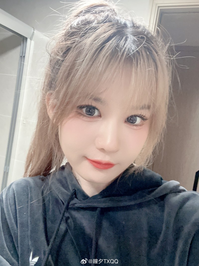 解说瞳夕更博晒照:晚安三连 睡个好觉