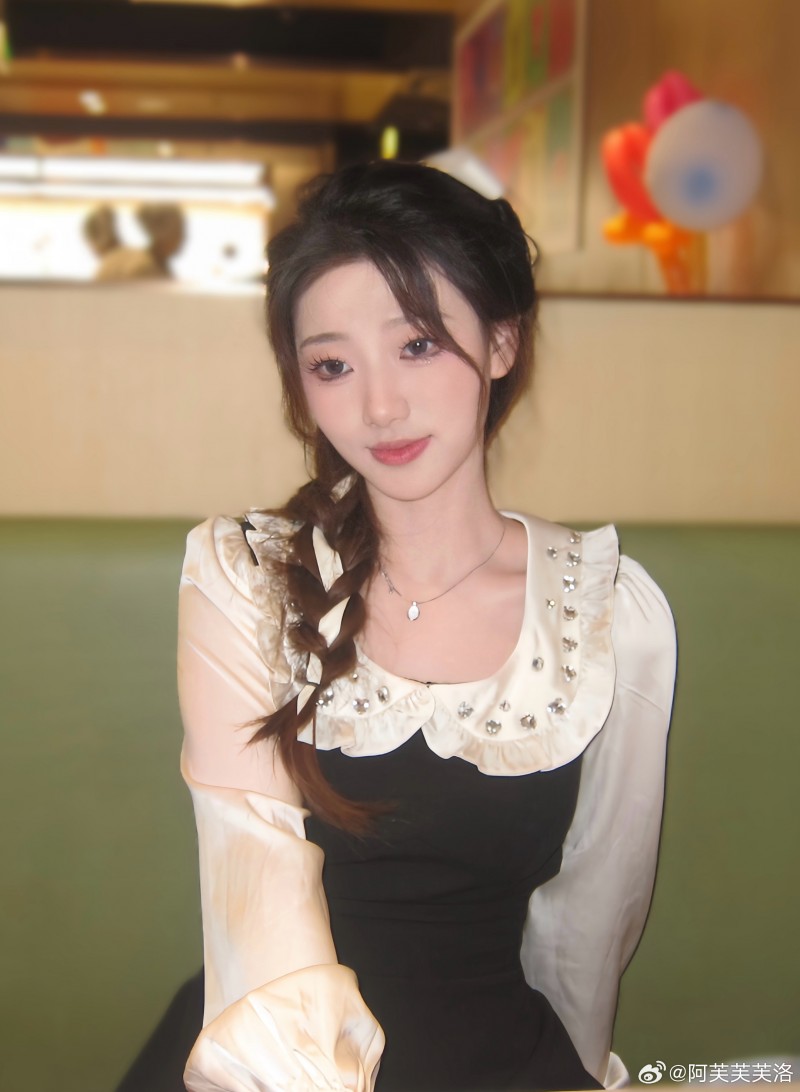 秀色可餐!?主持阿芙更博晒照:昨天滴厨娘来哩~