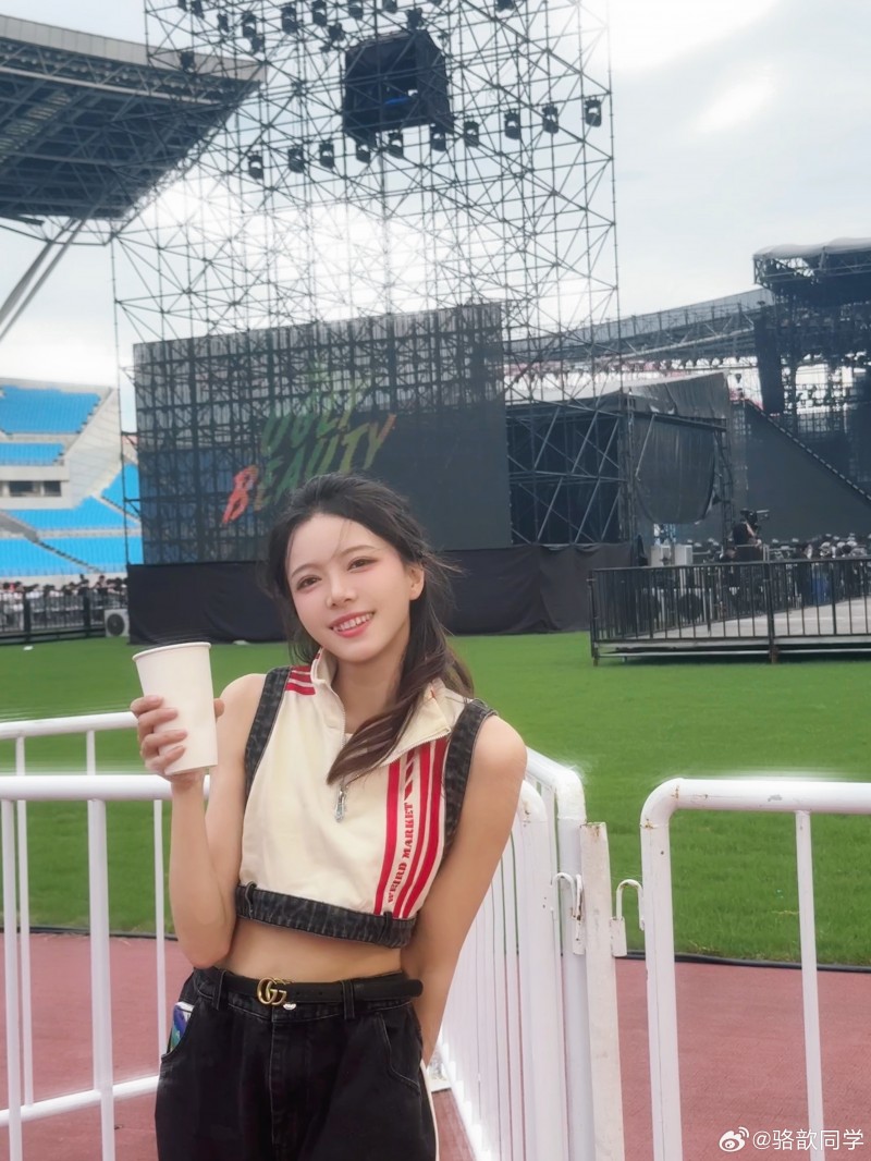 骆歆看蔡依林晒照:超短T恤热辣感十足