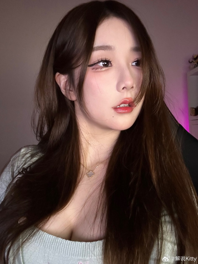 前LPL英文流解说Kitty分享自拍照:小猫眼妆 ?✨