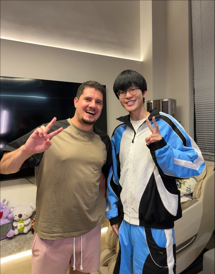 jiejie晒与外国网红“保保熊”合影:city不city啊