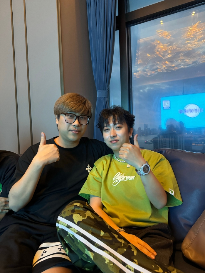 全体起立!说唱歌手新秀分享与五五开合照:这就是赌怪么?