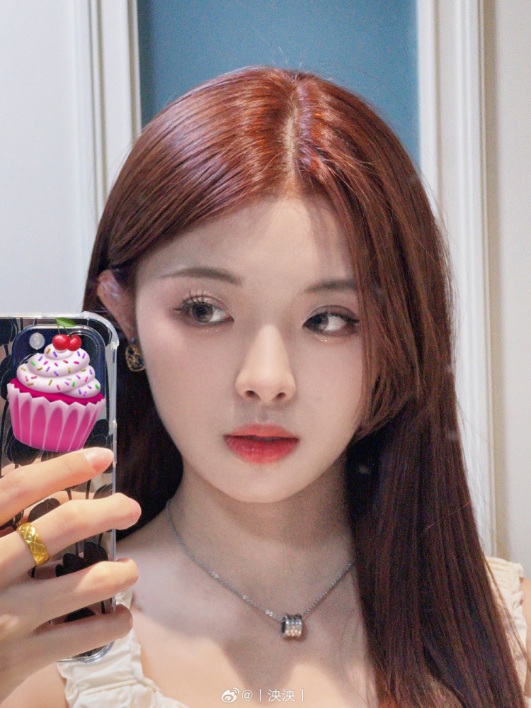 LPL互动主持人泱泱分享照片:嗯嗯嗯~早上好!