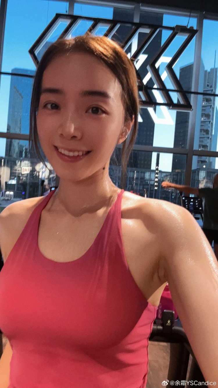 余霜分享照片:这边健身氛围太好了,一天健身房都是满的