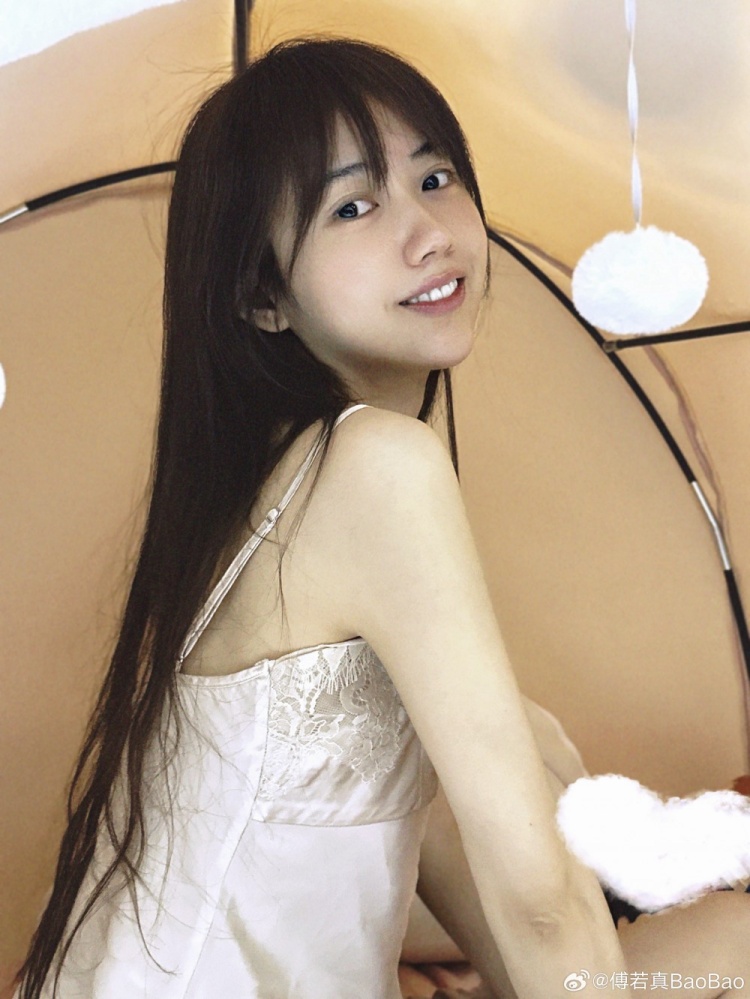 LPL主持人BaoBao分享照片：?夏天，跳进海盐冰淇淋里