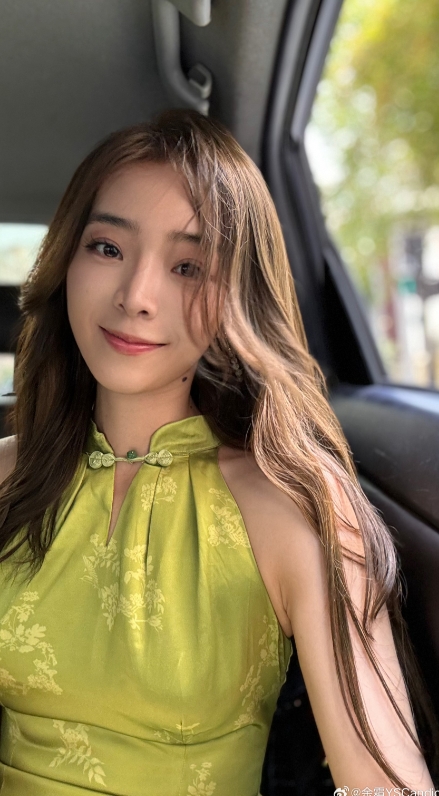 主持余霜晒照:不经意小风吹过 属实是韵味十足呢~