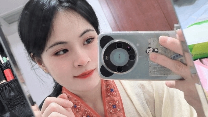 奥运冠军罗诗芳也玩《恋与深空》:脸都是照自己样子捏的?