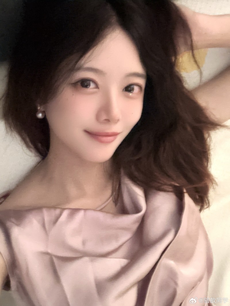 昨晚这套皮肤顶级魅惑?骆歆晒照：七夕快乐   没错你时空穿越了