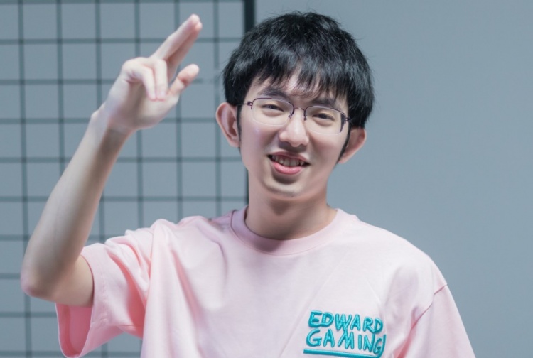 圣枪哥:必须要请田野吃饭的,不可能不请的!