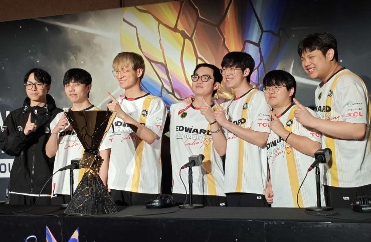 ZmjjKK:我能用英文回答就用英文,我一直看大家夸我英文好的评论