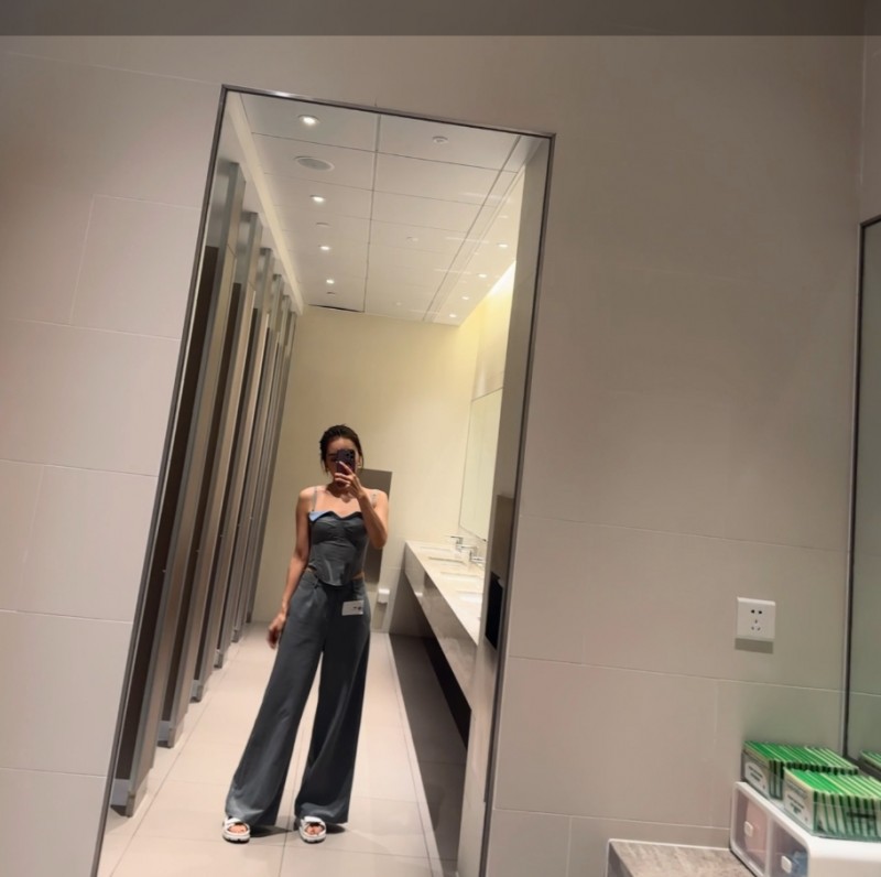 这铲子不抽给粉丝吗~LPL女主持人余霜晒照:铲!