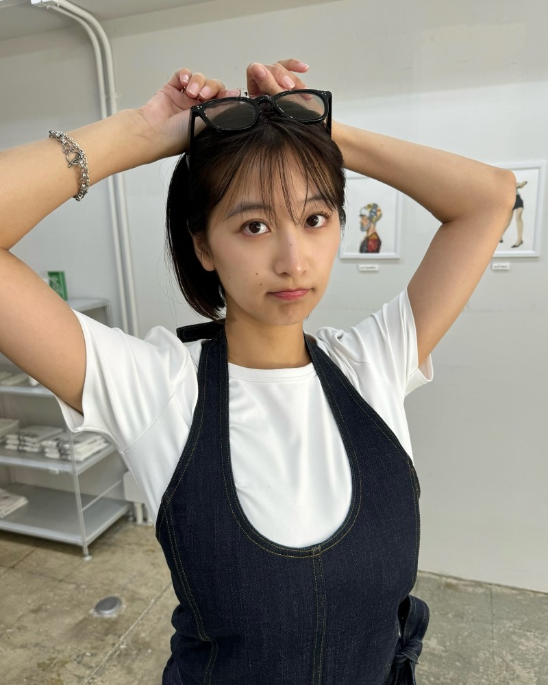 【深夜女孩】偶像转战写真 「榎原依那」一脱而红